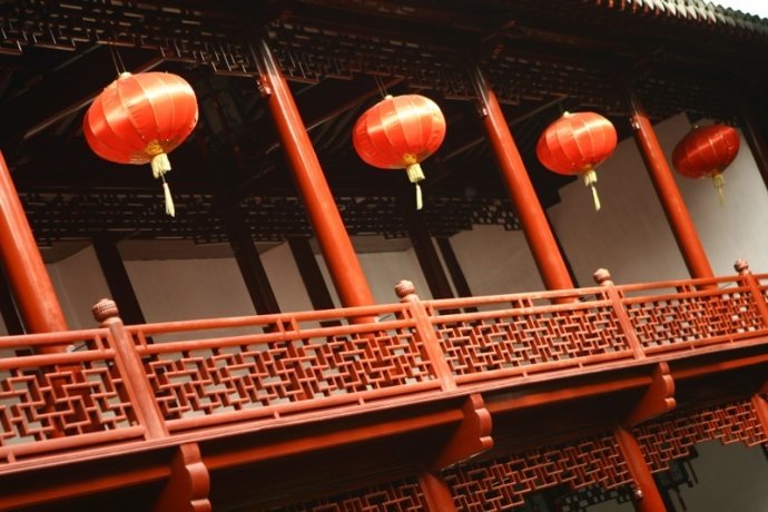 Nice wood patterns and the traditional Chinese lanterns.JPG-1.jpg.jpg